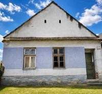 1.BCR | DOM S VEĽKÝM POZEMKOM A POTENCIÁLOM | SOLOŠNICA  - Rodinný dom na ulici Hoštáky v Sološnici s modrou fasádou a starými oknami.