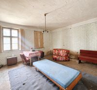 1.BCR | DOM S VEĽKÝM POZEMKOM A POTENCIÁLOM | SOLOŠNICA  - Izba s pohovkami a stolom v rodinnom dome, podlaha s dreveným dekorom.