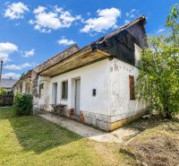 1.BCR | DOM S VEĽKÝM POZEMKOM A POTENCIÁLOM | SOLOŠNICA  - Rodinný dom na ulici Hoštáky v Sološnici s udržiavanou záhradou a mierne poškodenou fasádou.