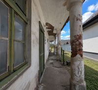 1.BCR | DOM S VEĽKÝM POZEMKOM A POTENCIÁLOM | SOLOŠNICA  - Rodinný dom na ulici Hoštáky v Sološnici s opotrebovanou fasádou a stĺporadím.