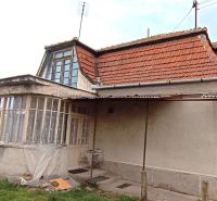 Na predaj starší rodinný dom v meste Nesvady - Starší rodinný dom so šikmou strechou a zasklenou verandou v Nesvadoch.