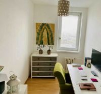 Prenajom 2,5-izbový byt v Karlovej Vsi – 48 m², výhľad do Líščieho - Pracovňa v 2-izbovom byte s bielym nábytkom a podlahou s dreveným dekorom.