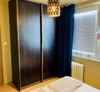 Prenajom 2,5-izbový byt v Karlovej Vsi – 48 m², výhľad do Líščieho - Spálňa v 2-izbovom byte s veľkou skriňou a podlahou s dreveným dekorom.