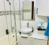 Prenajom 2,5-izbový byt v Karlovej Vsi – 48 m², výhľad do Líščieho - Kompaktná kúpeľňa v 2-izbovom byte s vaňou, umývadlom a práčkou.