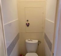 Prenajom 2,5-izbový byt v Karlovej Vsi – 48 m², výhľad do Líščieho - Toaleta v 2-izbovom byte s bielymi stenami a dekorovanými dlaždicami.