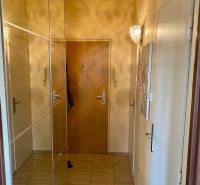 Prenajom 2,5-izbový byt v Karlovej Vsi – 48 m², výhľad do Líščieho - Chodba so zrkadlovou skriňou a drevenými dverami v 2-izbovom byte.