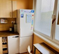 Prenajom 2,5-izbový byt v Karlovej Vsi – 48 m², výhľad do Líščieho - Kuchyňa v 2-izbovom byte s chladničkou, umývačkou riadu a dreveným dekorom.
