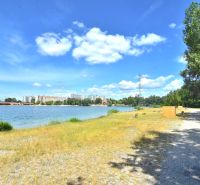 ANTOLSKÁ, 1-i byt  so zimnou záhradou a terasou, 60 m2 – novostavba  - Vodná plocha s pešou cestou v Bratislave - Petržalke, pri Antolskej ulici.