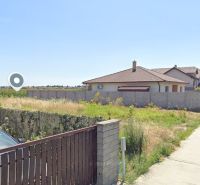 Dunajská Lužná-pozemok na výstavbu rodinného domu-NOVÉ KOŠARISKÁ - Pozemky - bývanie v Dunajskej Lužnej pri rodinnom dome s trávnatým pozemkom.