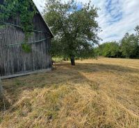 REZERVOVANÉ....Rodinný dom  v obci Dúbravka - Drevená stavba na rozľahlej lúke v Dúbravke, s okolitými stromami a prírodou.
