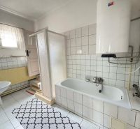 REZERVOVANÉ....Rodinný dom  v obci Dúbravka - Kúpeľňa s vaňou, sprchovacím kútom a kotlom v rodinnom dome.