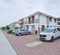 Moderný 3-izbový byt s terasou a parkovaním v Galante - Parkovisko a bytovka na Ulici Pri Derni v Galante.