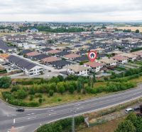 Moderný 3-izbový byt s terasou a parkovaním v Galante - Letecký pohľad na obytnú zástavbu, Ulica Pri Derni v Galante, obklopenú zeleňou.
