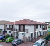 Moderný 3-izbový byt s terasou a parkovaním v Galante - Rodinný dom na Ulici Pri Derni v Galante s parkovaním a záhradou.
