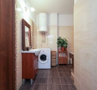 Moderný 3-izbový byt s terasou a parkovaním v Galante - Kúpeľňa s práčkou, umývadlovou skrinkou a dekoratívnym zrkadlom v 3-izbovom byte.