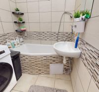 Veľký 2-izbový byt s balkónom vo vyhľadávanej lokalite pri Holíčskom z - Kúpeľňa so sprchovou vaňou a práčkou v 2-izbovom byte.