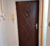 Garsónka na prenájom Vrútky, kompletná rekonštrukcia - Dvere v garsónke s telefónom na stene a laminátovou podlahou.