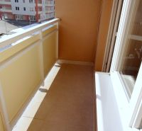 PRENÁJOM: SLNEČNÝ 3 IZBOVÝ BYT S BALKÓNOM A PARKOVANÍM, CENTRUM - Balkón v 3-izbovom byte na Bakossovej ulici v Banskej Bystrici s výhľadom na okolie.