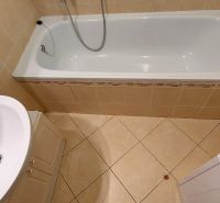 PRENÁJOM: SLNEČNÝ 3 IZBOVÝ BYT S BALKÓNOM A PARKOVANÍM, CENTRUM - Kúpeľňa so sprchou, umývadlom a práčkou v 3-izbovom byte s dlažbou.