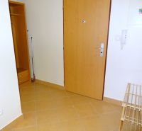PRENÁJOM: SLNEČNÝ 3 IZBOVÝ BYT S BALKÓNOM A PARKOVANÍM, CENTRUM - Vstupná hala v 3-izbovom byte s odkladacím priestorom a keramickou podlahou.