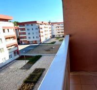 PRENÁJOM: SLNEČNÝ 3 IZBOVÝ BYT S BALKÓNOM A PARKOVANÍM, CENTRUM - Pohľad z balkóna 3-izbového bytu na Bakossovej ulici v Banskej Bystrici.