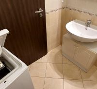 PRENÁJOM: SLNEČNÝ 3 IZBOVÝ BYT S BALKÓNOM A PARKOVANÍM, CENTRUM - Kúpeľňa s práčkou, umývadlom a béžovými obkladmi v 3-izbovom byte.