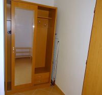 PRENÁJOM: SLNEČNÝ 3 IZBOVÝ BYT S BALKÓNOM A PARKOVANÍM, CENTRUM - Chodba so zrkadlovou skriňou v 3-izbovom byte, dlažba svetlej farby.