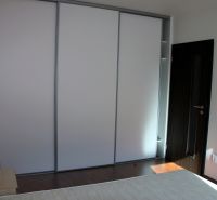 PRENÁJOM: SLNEČNÝ 3 IZBOVÝ BYT S BALKÓNOM A PARKOVANÍM, CENTRUM - V 3-izbovom byte sa nachádza vstavaná skriňa a podlaha s dreveným dekorom.