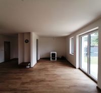 Rodinný dom novostavba na predaj Kláštor pod Znievom  - Interiér rodinného domu s podlahou s dreveným dekorom a veľkými oknami na terasu.