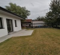 Rodinný dom novostavba na predaj Kláštor pod Znievom  - Rodinný dom v Martine, trávnik a terasa s pohľadom na oplotenú záhradu.
