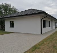 Rodinný dom novostavba na predaj Kláštor pod Znievom  - Rodinný dom v Martine s tmavou strechou a dláždeným dvorom.