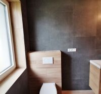 Rodinný dom novostavba na predaj Kláštor pod Znievom  - Kúpeľňa v Rodinnom dome obsahuje WC a podlahu s dreveným dekorom.