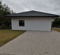 Rodinný dom novostavba na predaj Kláštor pod Znievom  - Rodinný dom v Martine s bielou fasádou, šedou strechou a vydláždeným chodníkom.