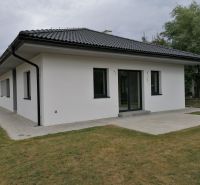 Rodinný dom novostavba na predaj Kláštor pod Znievom  - Rodinný dom v Martine s terasou, bielou fasádou a šikmou strechou.