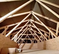 Rodinný dom novostavba na predaj Kláštor pod Znievom  - Podkrovie s drevenými trámami v rodinnom dome, pripravené na rekonštrukciu.