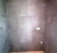 Rodinný dom novostavba na predaj Kláštor pod Znievom  - Interiér rodinného domu s podlahou s dreveným dekorom a tmavými stenovými obkladmi.