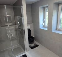 Na prenájom kompletne prerob. NOVÝ 2 izbový byt čiast.zar. Nové Zámky - Kúpeľňa so sprchovacím kútom a práčkou v 2-izbovom byte.