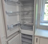 Na prenájom kompletne prerob. NOVÝ 2 izbový byt čiast.zar. Nové Zámky - Otváracia kuchynská chladnička s mrazničkou a policami v 3-izbovom byte.