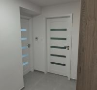 Na prenájom kompletne prerob. NOVÝ 2 izbový byt čiast.zar. Nové Zámky - Predsieň s bielymi dverami a svetlou podlahou v 2-izbovom byte.