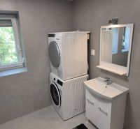 Na prenájom kompletne prerob. NOVÝ 2 izbový byt čiast.zar. Nové Zámky - Kúpeľňa v 2-izbovom byte s práčkou, sušičkou a zrkadlom.