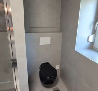 Na prenájom kompletne prerob. NOVÝ 2 izbový byt čiast.zar. Nové Zámky - Kúpeľňa s čiernym WC a sprchovým kútom v 2-izbovom byte, sivé obklady.