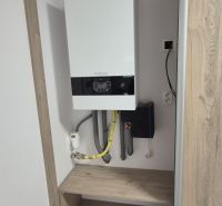Na prenájom kompletne prerob. NOVÝ 2 izbový byt čiast.zar. Nové Zámky - Kombinovaný kotol v úložnom priestore v 2-izbovom byte s podlahou s dreveným dekorom.
