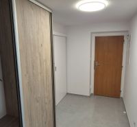 Na prenájom kompletne prerob. NOVÝ 2 izbový byt čiast.zar. Nové Zámky - Chodba s dlažbou a vstavanou skriňou v 2-izbovom byte.