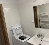 Kompletne zariadený 3-izbový byt s balkónom | PRÚDY Trnava - Kúpeľňa v 3-izbovom byte s práčkou a umývadlom s batériou.