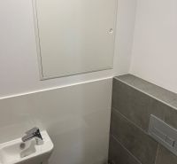 Kompletne zariadený 3-izbový byt s balkónom | PRÚDY Trnava - Kúpeľňa v 3-izbovom byte so sanitou, bielymi a šedými dlaždicami.