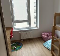 Kompletne zariadený 3-izbový byt s balkónom | PRÚDY Trnava - Detská izba s posteľou a podlahou s dreveným dekorom v 3-izbovom byte.