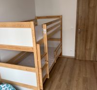 Kompletne zariadený 3-izbový byt s balkónom | PRÚDY Trnava - Poschodová posteľ v 3-izbovom byte s podlahou s dreveným dekorom.