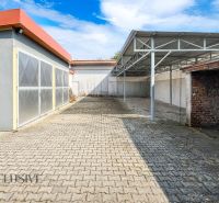 PRAKTICKÉ SKLADOVÉ PRIESTORY | DOPRAVNÁ | TOPOĽČANY - Plocha s veľkými skladmi a halami na ulici Dopravná, pokrytá betónovou dlažbou.