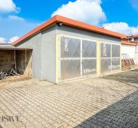 PRAKTICKÉ SKLADOVÉ PRIESTORY  | DOPRAVNÁ | TOPOĽČANY - Zastrešená plocha s oceľovými podperami, garáž a otvorený priestor na ulici Dopravná.
