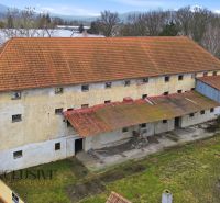 AREÁL | SKLAD | VÝROBNÁ HALA | KOVARCE | TOPOĽČANY - Stará budova vo výrobných priestoroch na Hlavnej ulici v Kovarciach.